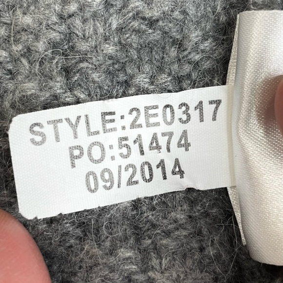 Vineyard Vines Cable Knit Hooded
Cardigan Large. Lambswool/Alpaca Style #2E0317. - Picture 13 of 13